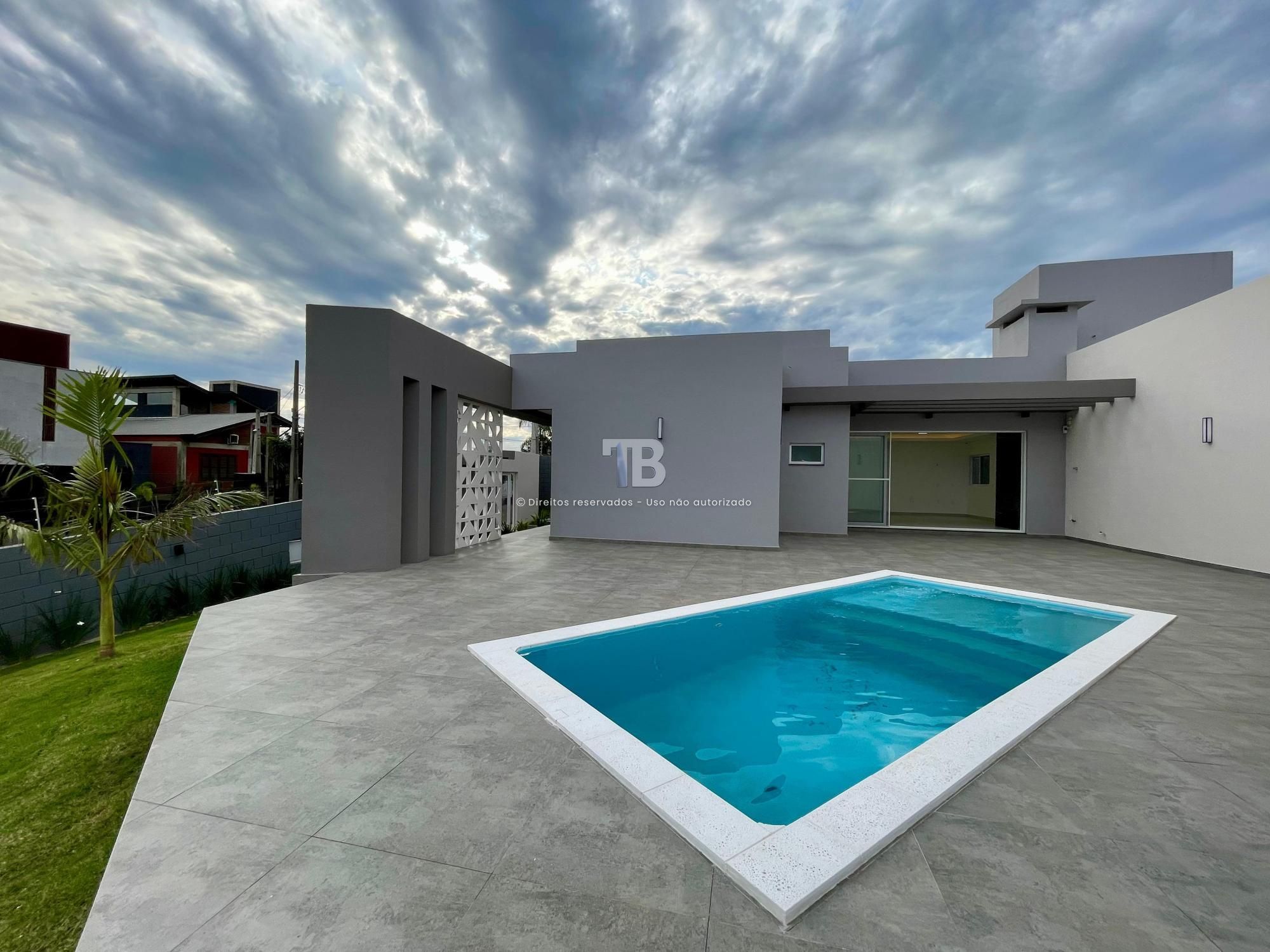 3890 – Belíssima Casa com Duas Suítes e Piscina
