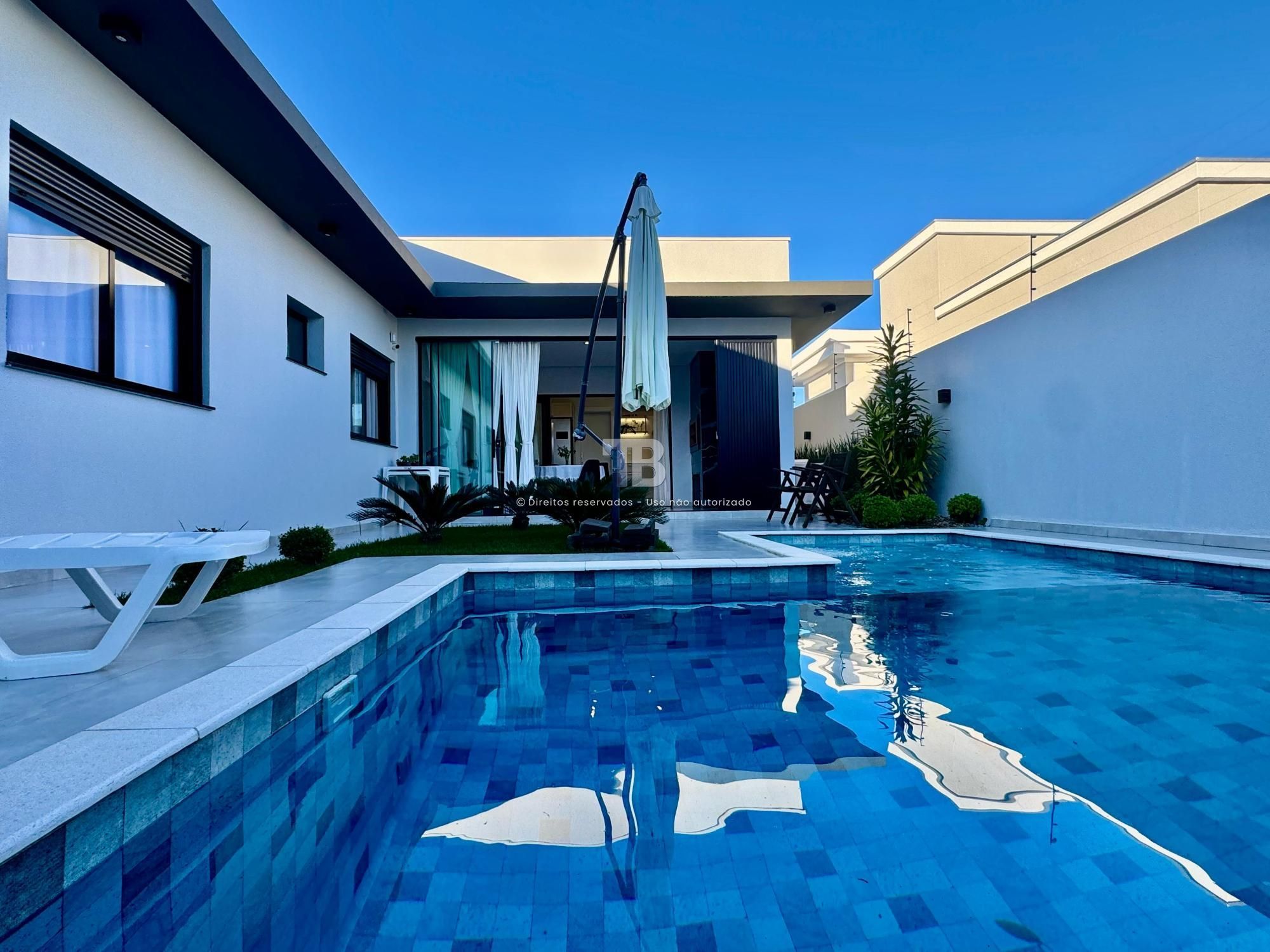 4291 – Casa à venda no Jardim Europa com 3 quartos, 2 suítes e área com piscina