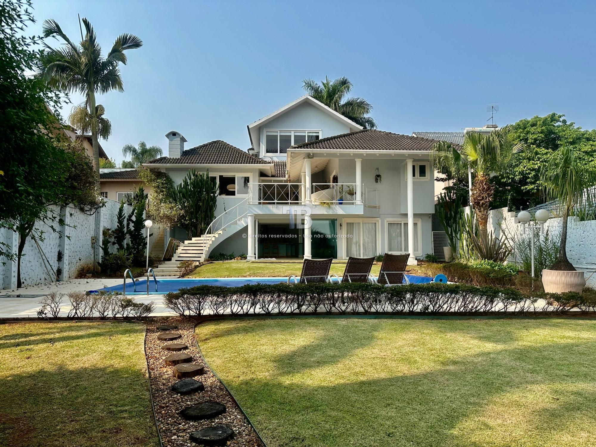 3982 – Casa Semimobiliada com 3 Suítes e Piscina em Chapecó