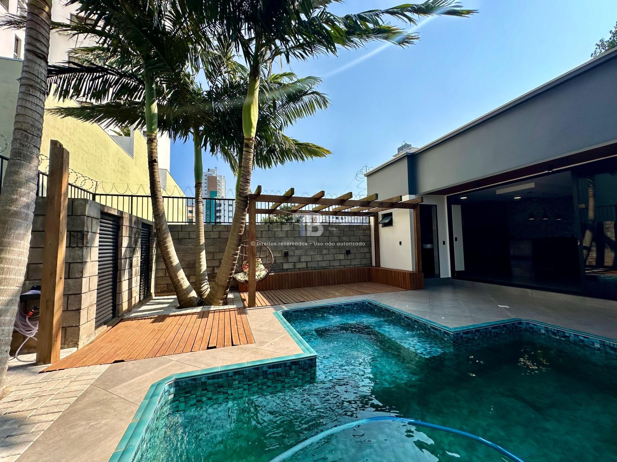 3966 – Casa Elegante à Venda no Bairro Presidente Médici, Chapecó – 3 Suítes e Piscina