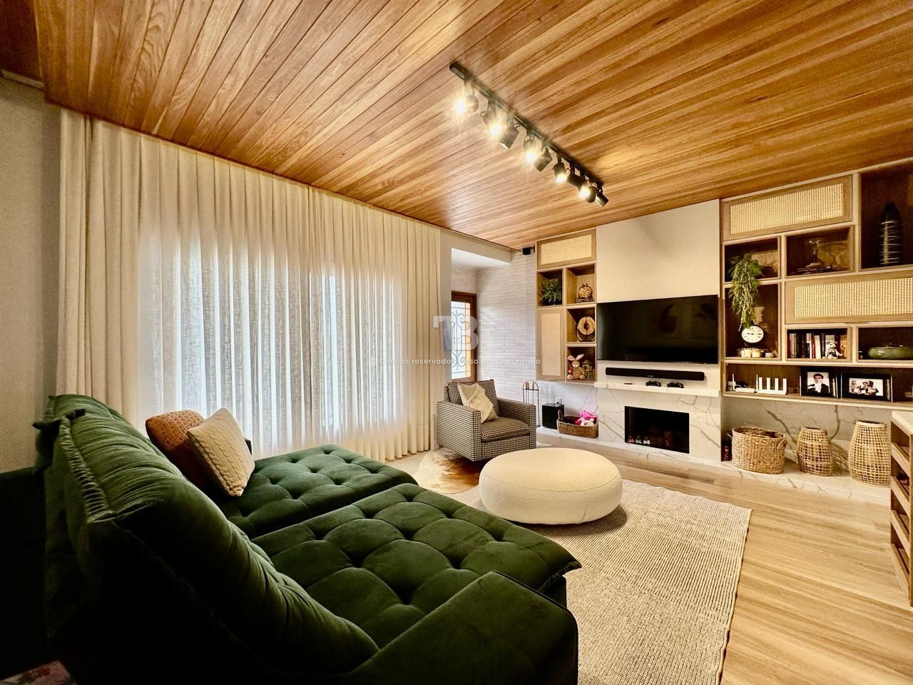 3827 – Casa semimobiliada com piscina e área gourmet no Bouganville Residence