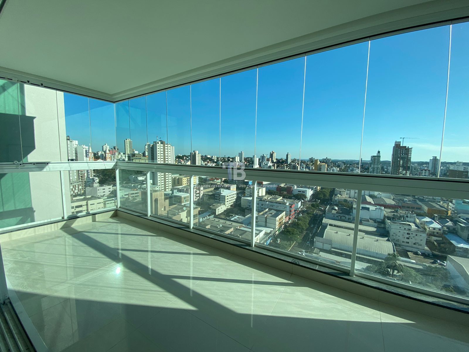 1977 – Apartamento no Centro de Chapecó: 3 Suítes, 138m² Privativos, 3 Vagas