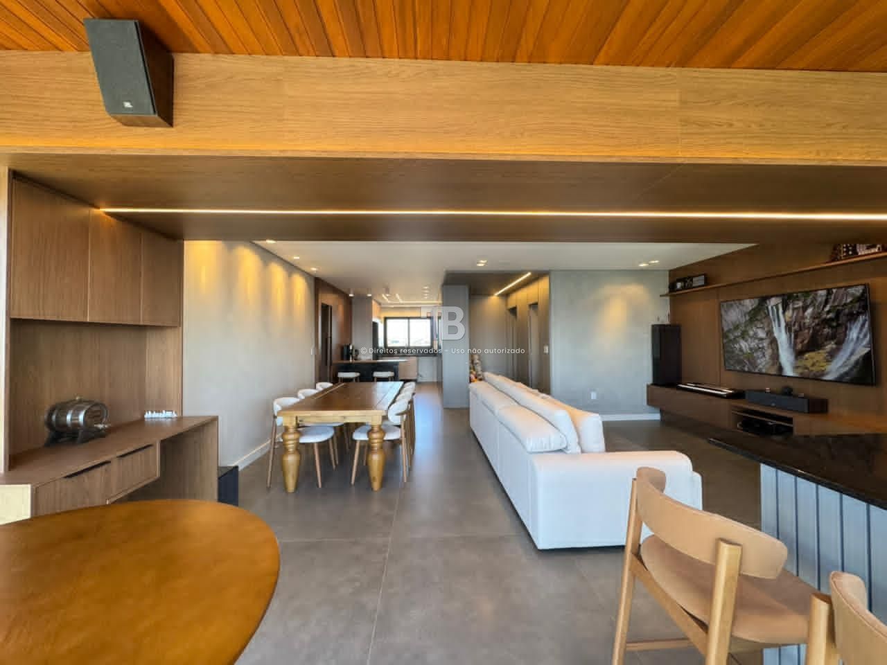 4565 – Apartamento mobiliado com 3 suítes, 3 vagas e lazer completo no Centro