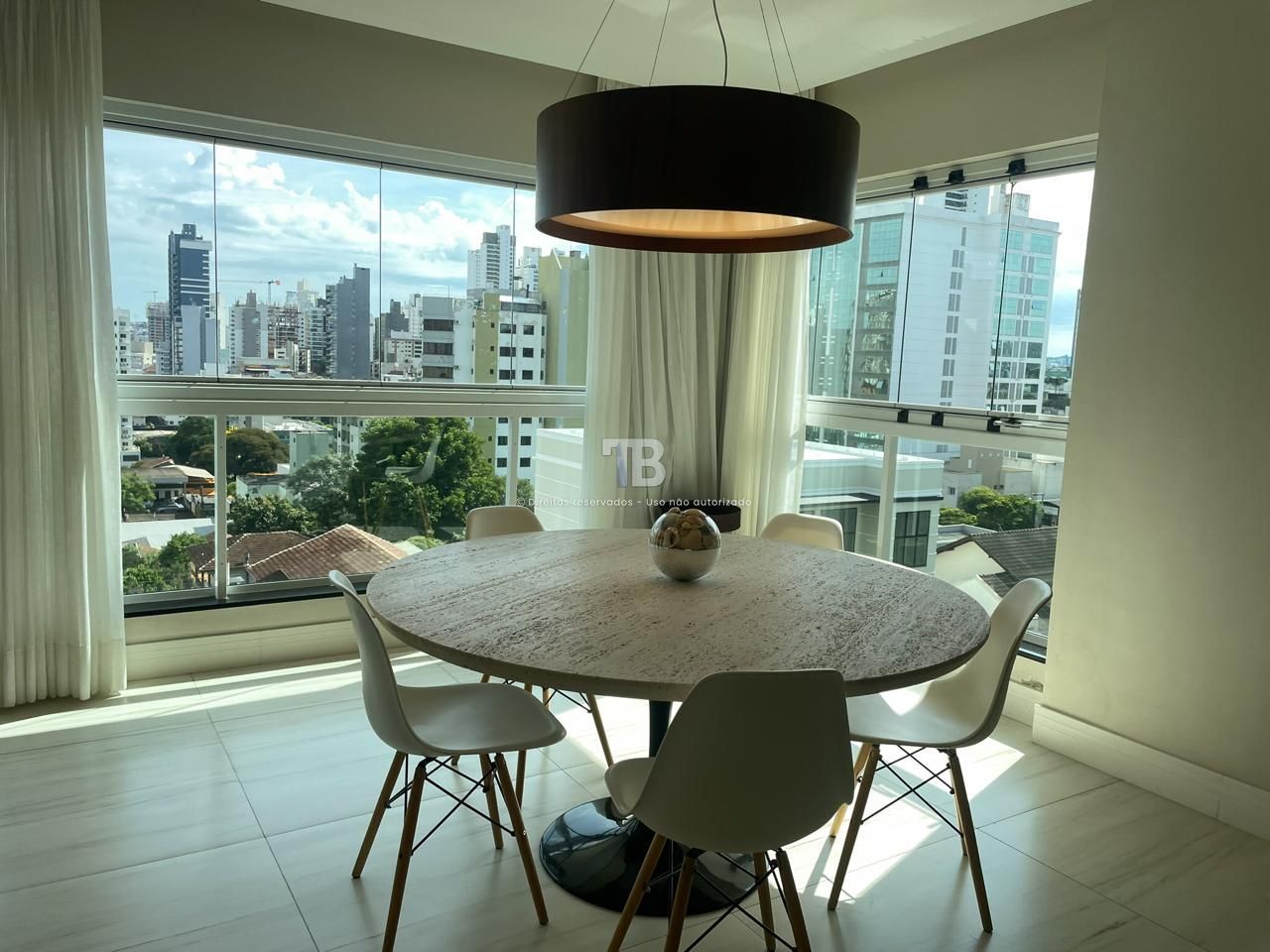 536 – Apartamento mobiliado com 3 suítes à venda no Centro de Chapecó