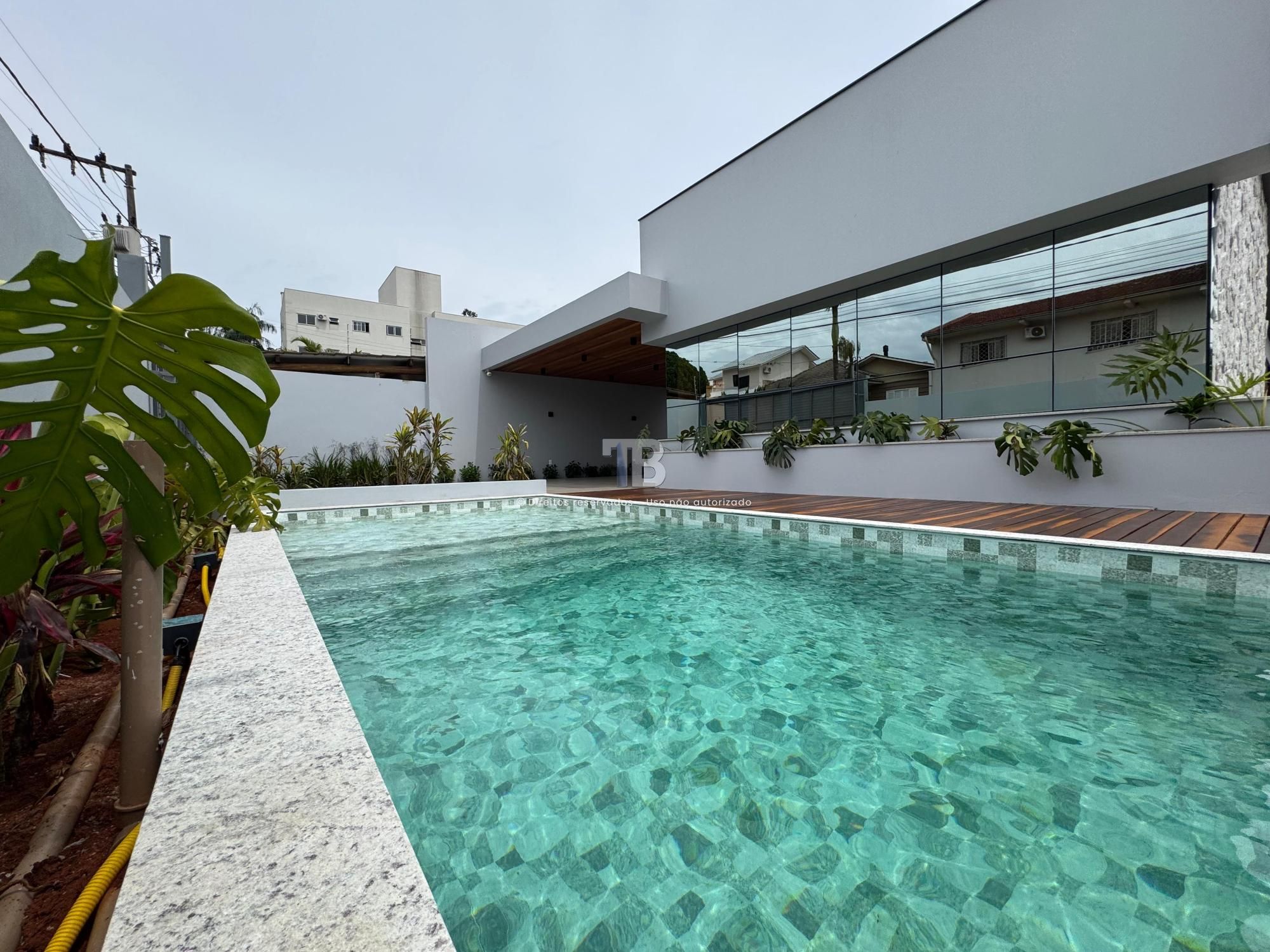 4181 – Casa ampla com 3 suítes, piscina e 4 vagas – Financiável e aceita troca