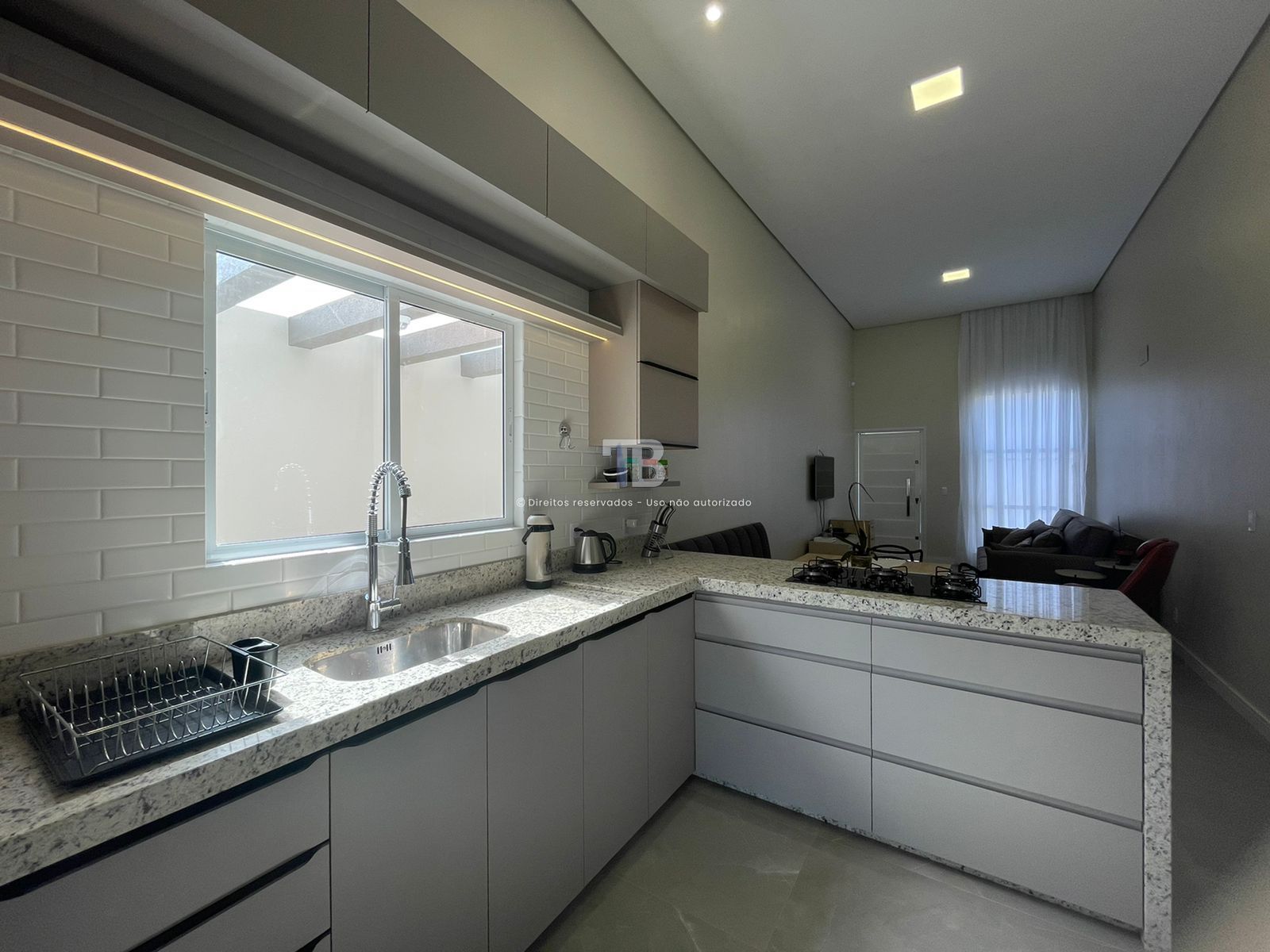 2046 – Casa Semimobiliada com Suíte e 2 Dormitórios no Vila Real