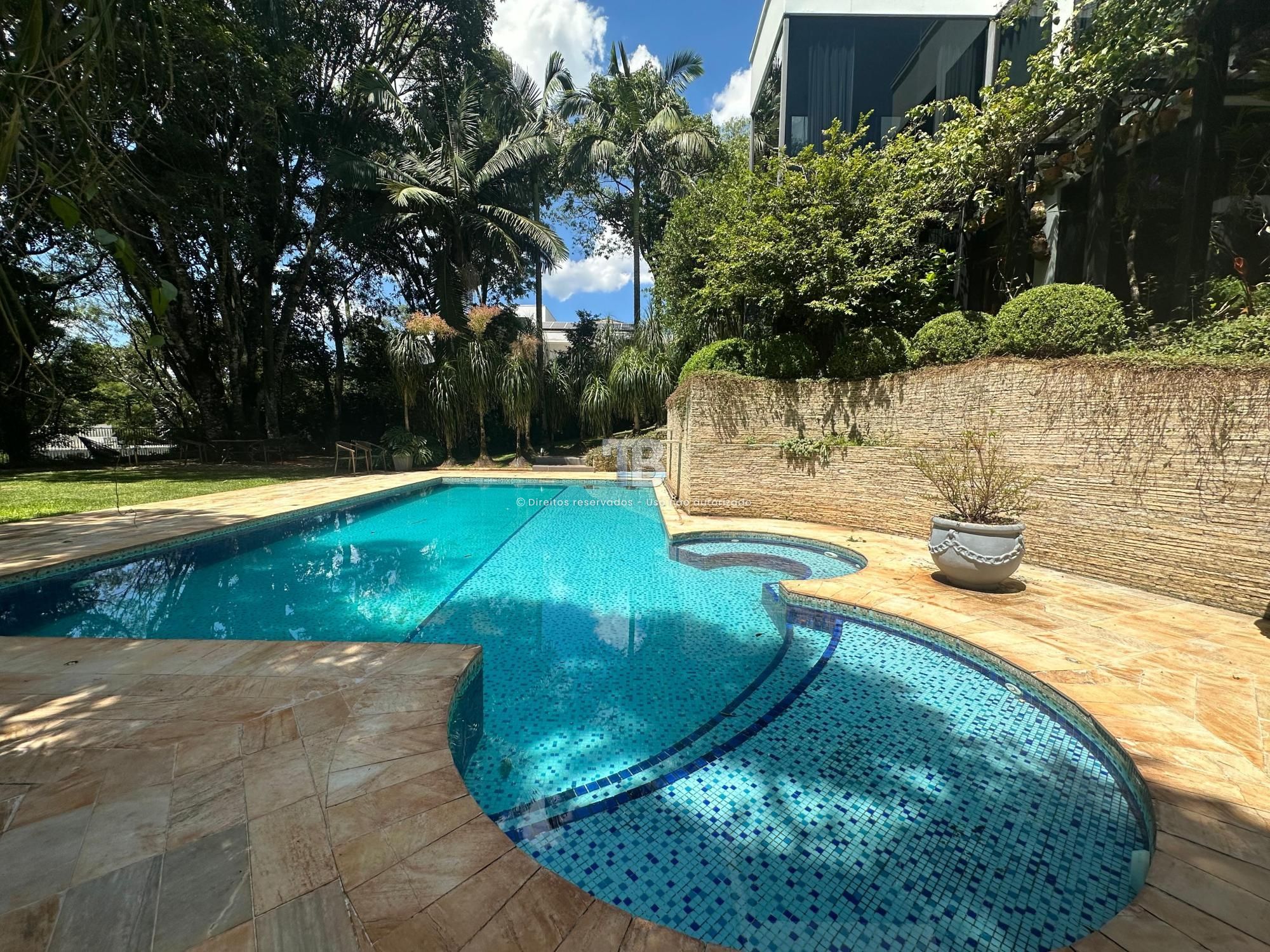 4572 – Casa em condomínio fechado de alto padrão com 4 quartos em Chapecó