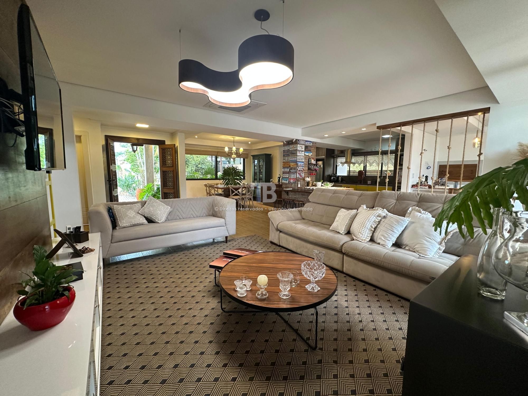 4573 – Casa em condomínio com 3 suítes e piscina no Seminário Chapecó