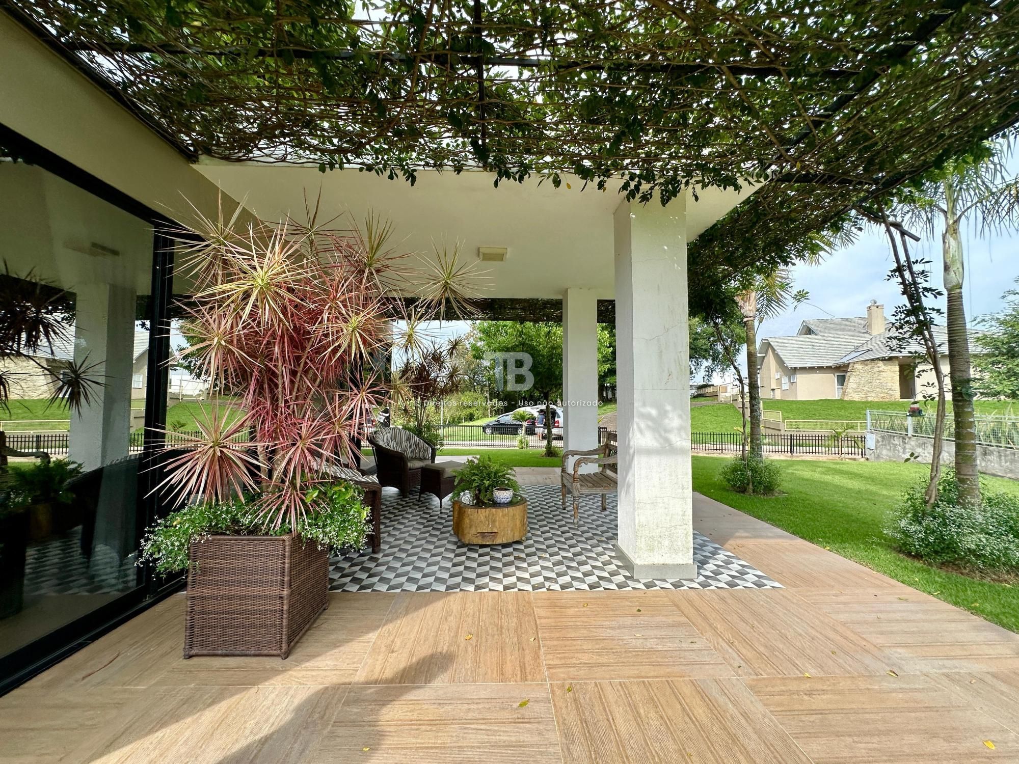 3864 – Casa em Condomínio – 3 Suítes e 3 Garagens – Chapecó