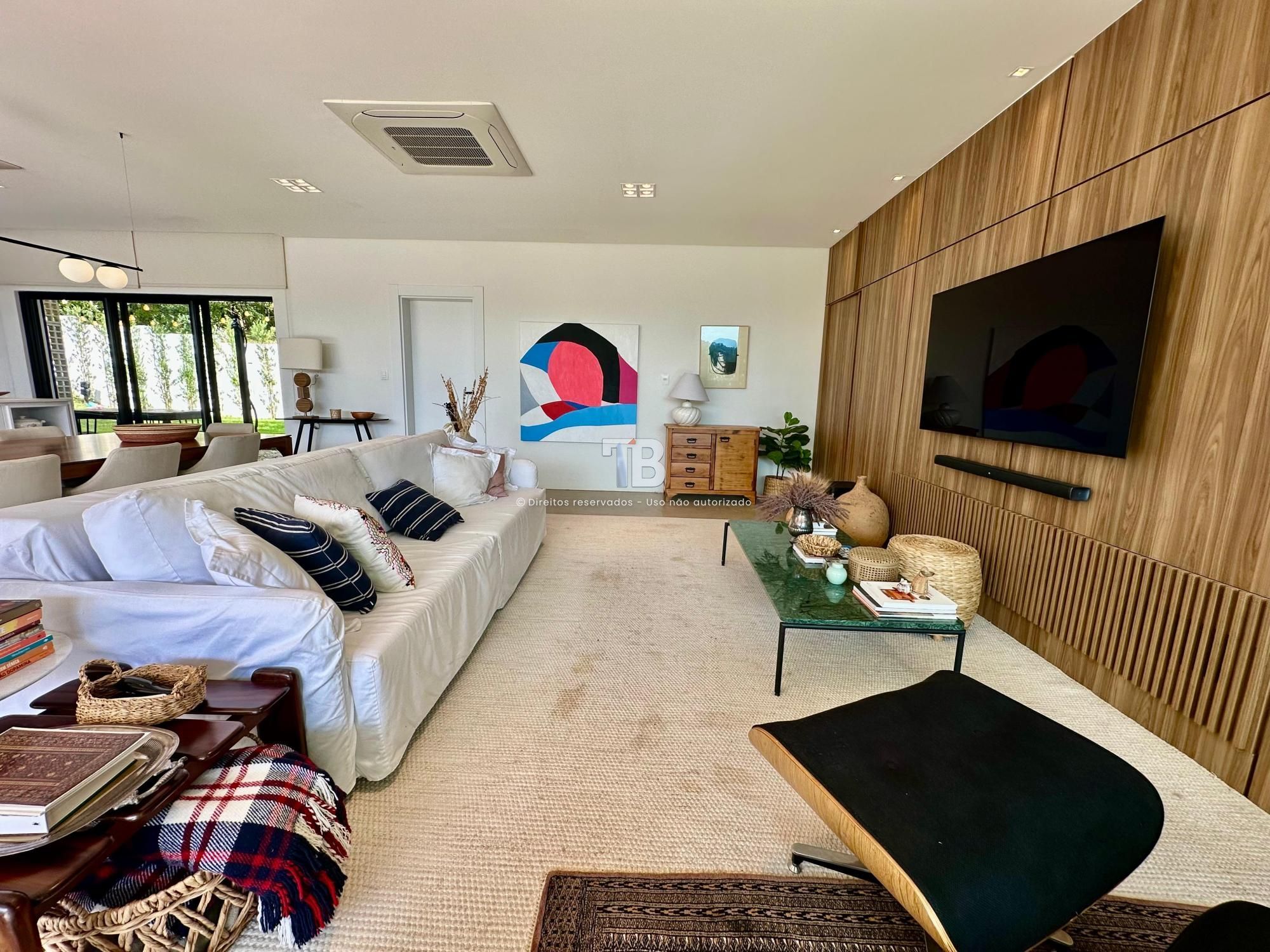 4334 – Casa semimobiliada com 3 quartos, piscina e energia solar em condomínio fechado